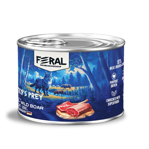 Lata Feral Hunter's Prey de 200 g con paté de cordero y jabalí para gatos adultos, con un gato en el bosque