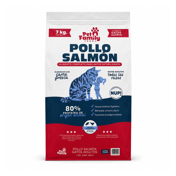 Saco de Pet Family Pollo Salmón 7kg para gatos esterilizados rodeado de trozos de salmón fresco