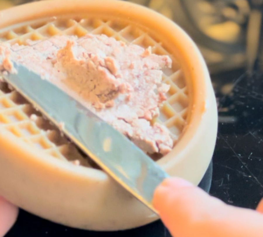 Juguete Waffle Masticable Sabor Tocino 🐾, duradero y divertido con aroma a tocino, ideal para masticar y jugar con snacks. Apto para perros activos.