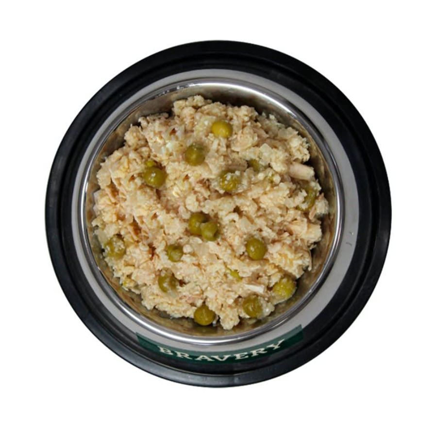 Bravery Pollo y Arvejas 🐱 es un alimento húmedo natural para gatos adultos, con proteína de pollo, arvejas y aceites saludables. Sin granos ni aditivos.