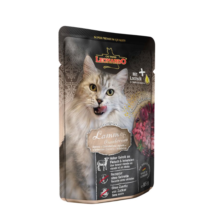 Descubre Leonardo Sobre Sabor Cordero y Arándano: alimento húmedo premium para gatos, con ingredientes de calidad, libre de alérgenos. 🐾💜 Perfecto para salud y sabor.