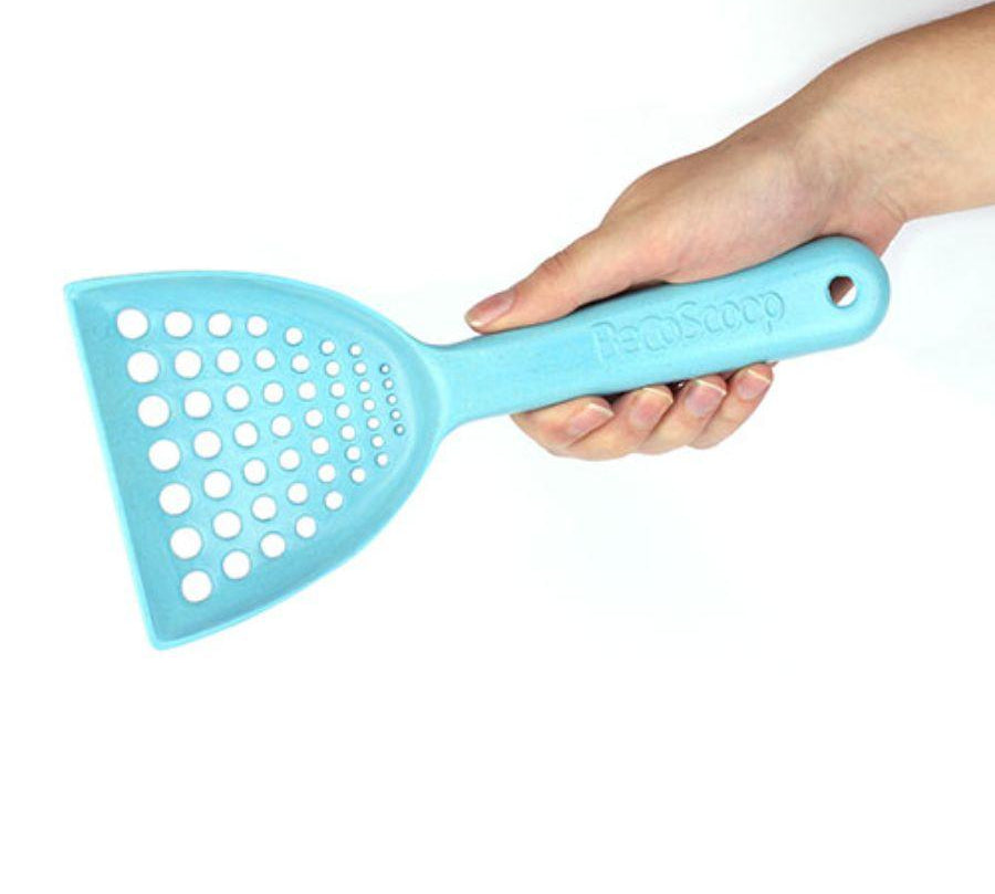 Pala Arenero Beco Azúl, hecha de materiales renovables como bambú y cáscara de arroz. Resistente, duradera y fácil de limpiar, ideal para el arenero de tu gato.