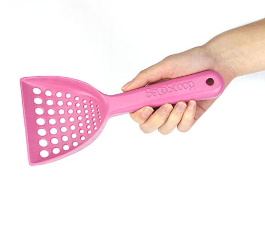 Pala Arenero Beco Rosado, hecha de materiales renovables como bambú y cáscara de arroz. Resistente, duradera y fácil de limpiar, ideal para el arenero de tu gato.