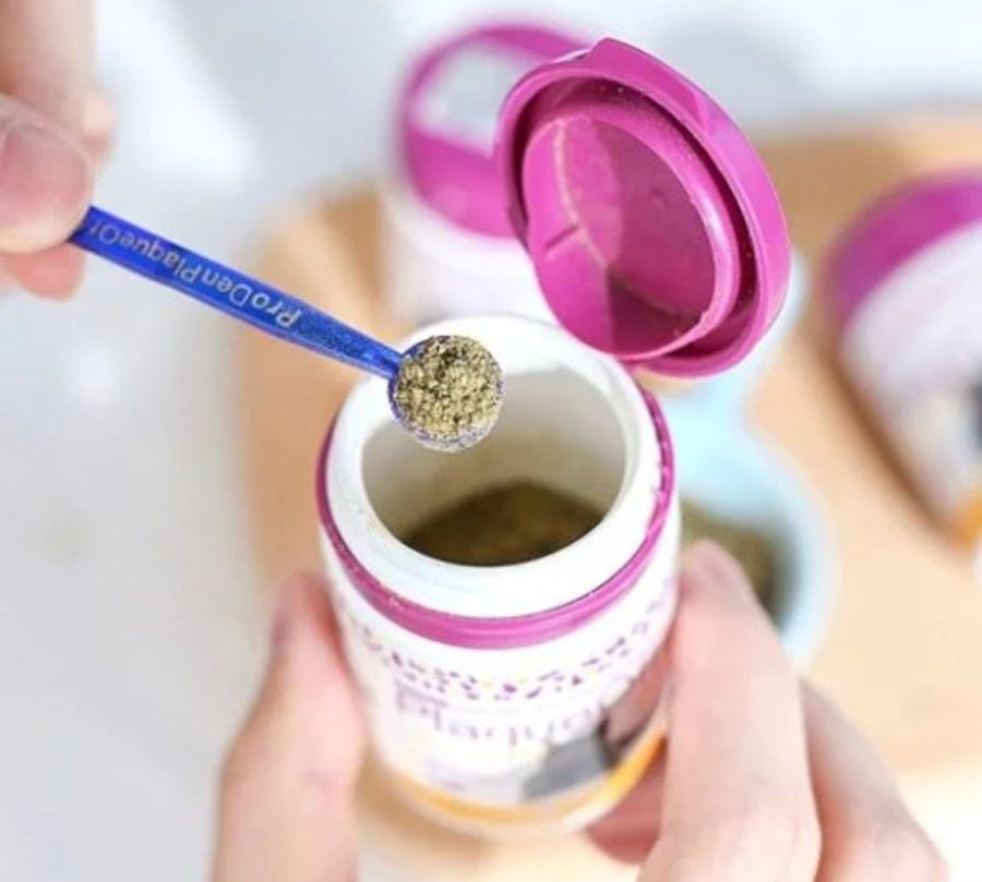 PlaqueOff Polvo Removedor de Sarro para Gatos combate el mal aliento y el sarro desde el interior con una fórmula 100% natural y altamente palatable. B-Pets
