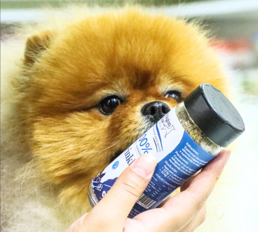 Patagon Raw Sprinkles Sabor Cerdo, un sazonador natural y libre de granos para perros. Perfecto para complementar su dieta y añadir sabor. 🐶🌟