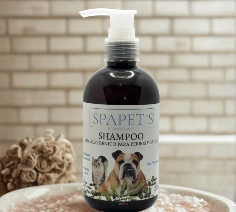 SpaPets Shampoo Hipoalergénico limpia suavemente, calma la piel sensible y deja el pelaje suave y brillante. Ideal para uso frecuente en perros y gatos.
