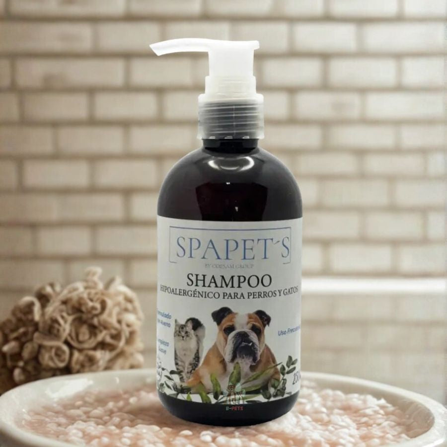 SpaPets Shampoo Hipoalergénico limpia suavemente, calma la piel sensible y deja el pelaje suave y brillante. Ideal para uso frecuente en perros y gatos.