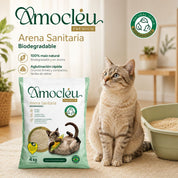 Bolsa de arena Amocléu 4 kg junto a un gato atigrado y su arenero en una sala, con sello biodegradable