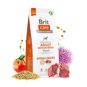Bolsa de Brit Care Hypoallergenic Medium Breed Cordero rodeada de sus ingredientes: cordero, manzana, arroz y cardo mariano
