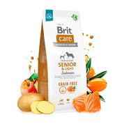 Bolsa de Brit Care Senior & Light Salmón rodeada de sus ingredientes: salmón, manzana, papa y espino amarillo