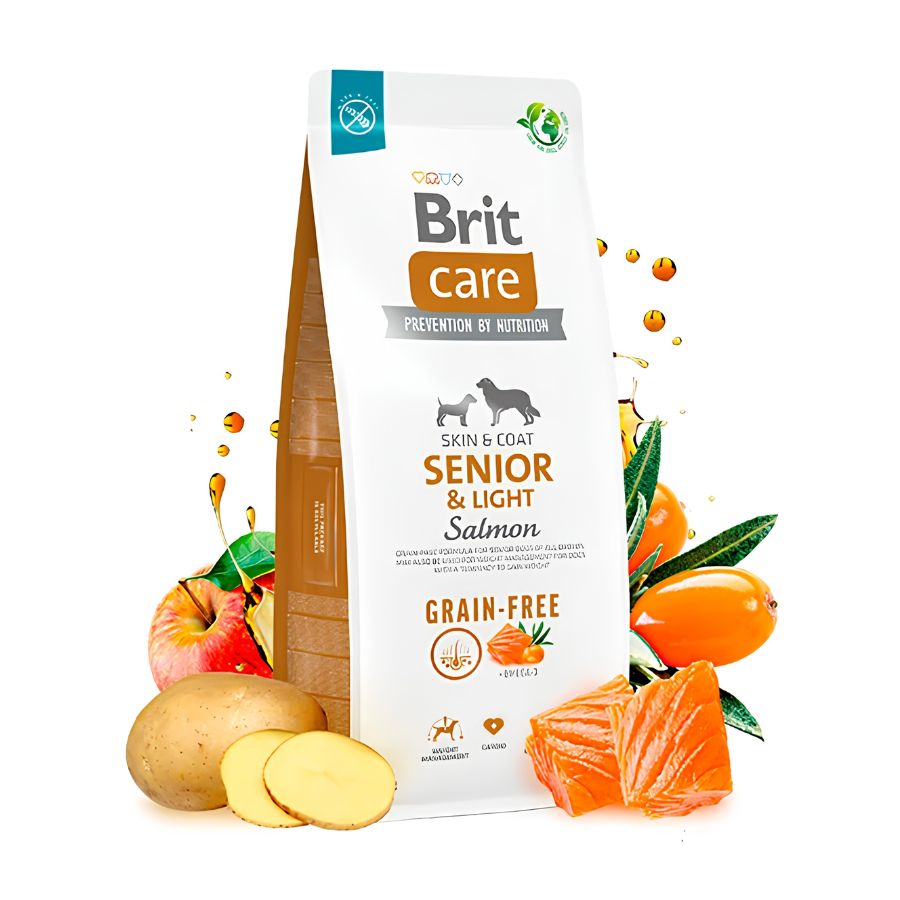 Bolsa de Brit Care Senior & Light Salmón rodeada de sus ingredientes: salmón, manzana, papa y espino amarillo