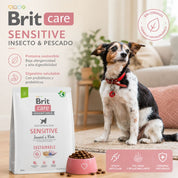 Perro junto a la bolsa de Brit Care Sensitive Insecto y Pescado, con proteína sostenible y digestión saludable