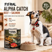 Feral Alpha Catch 400 g junto a un perro y su plato: 95 % de carne, órganos y caldo, sin cereales y hecho en Alemania