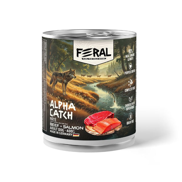 Lata Feral Alpha Catch de 400 g con paté de vacuno y salmón para perros adultos, con lobo junto al río en la etiqueta