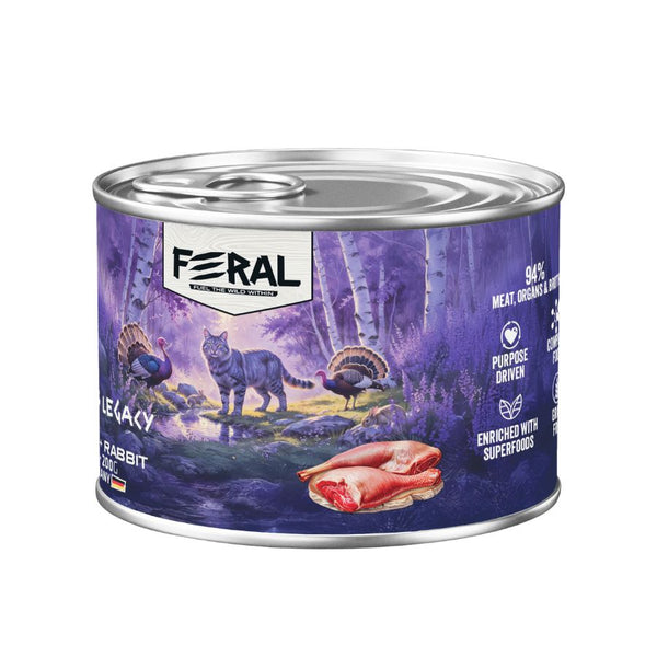 Lata Feral Elder's Legacy de 200 g con paté de pavo y conejo para gatos senior, con un gato en el bosque