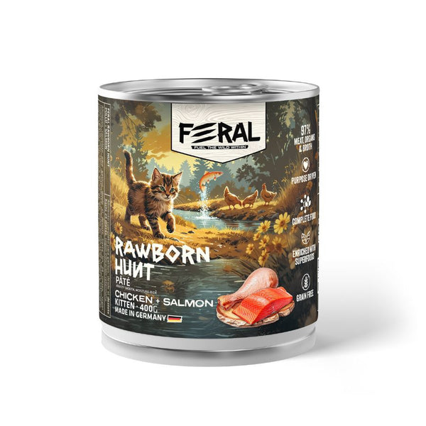 Lata Feral Rawborn Hunt de 400 g con paté de pollo y salmón para gatitos, con un gatito junto al río en la etiqueta