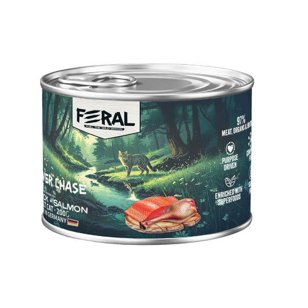 Lata Feral River Chase de 200 g con paté de pato y salmón para gatos adultos, con un gato junto al río