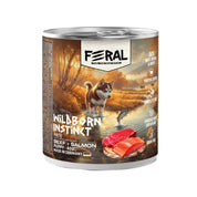Lata Feral Wildborn Instinct de 400 g con paté de vacuno y salmón para cachorros, con un husky junto al río