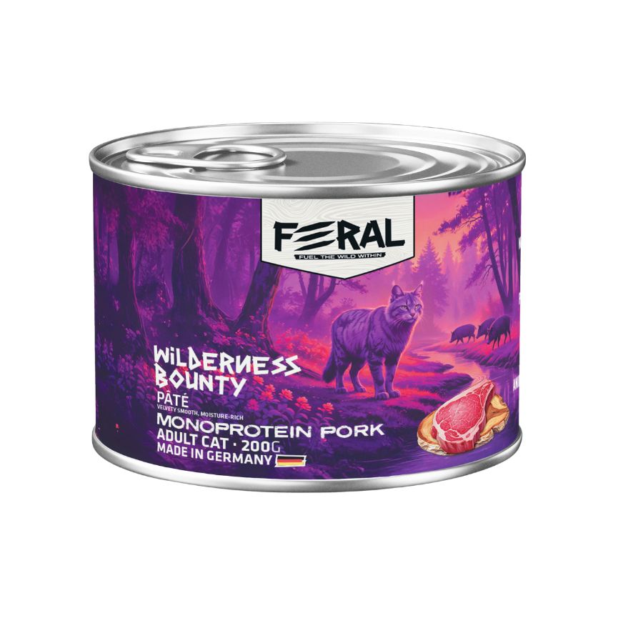 Lata Feral Wilderness Bounty de 200 g con paté monoproteico de cerdo para gatos adultos, con un gato en el bosque