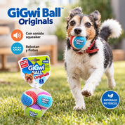 Infografía de Gigwi Ball Originals: perro jugando en el pasto con la pelota, con sonido squeaker, rebotan y flotan