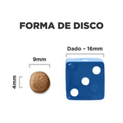 Croqueta en forma de disco de 9 mm de diámetro y 4 mm de grosor junto a un dado de 16 mm