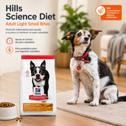 Perro adulto sentado junto a la bolsa de Hills Science Diet Adult Light Small Bites para control de peso saludable