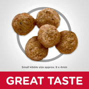 Croquetas Small Bites de Hills Science Diet Adult Light en primer plano, de 9 x 4 milímetros aproximados