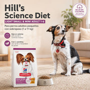 Bolsa de Science Diet Light Small & Mini junto a un plato servido y un perro pequeño sentado en la alfombra