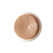Textura cremosa del puré de atún y ostión Kit Cat Purr Puree servida en un plato blanco
