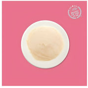 Textura cremosa del puré de atún y salmón Kit Cat Purr Puree servida en un plato blanco