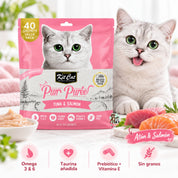 Gato junto a la bolsa Kit Cat Purr Puree Atún y Salmón Value Pack, un plato de puré y trozos de atún y salmón