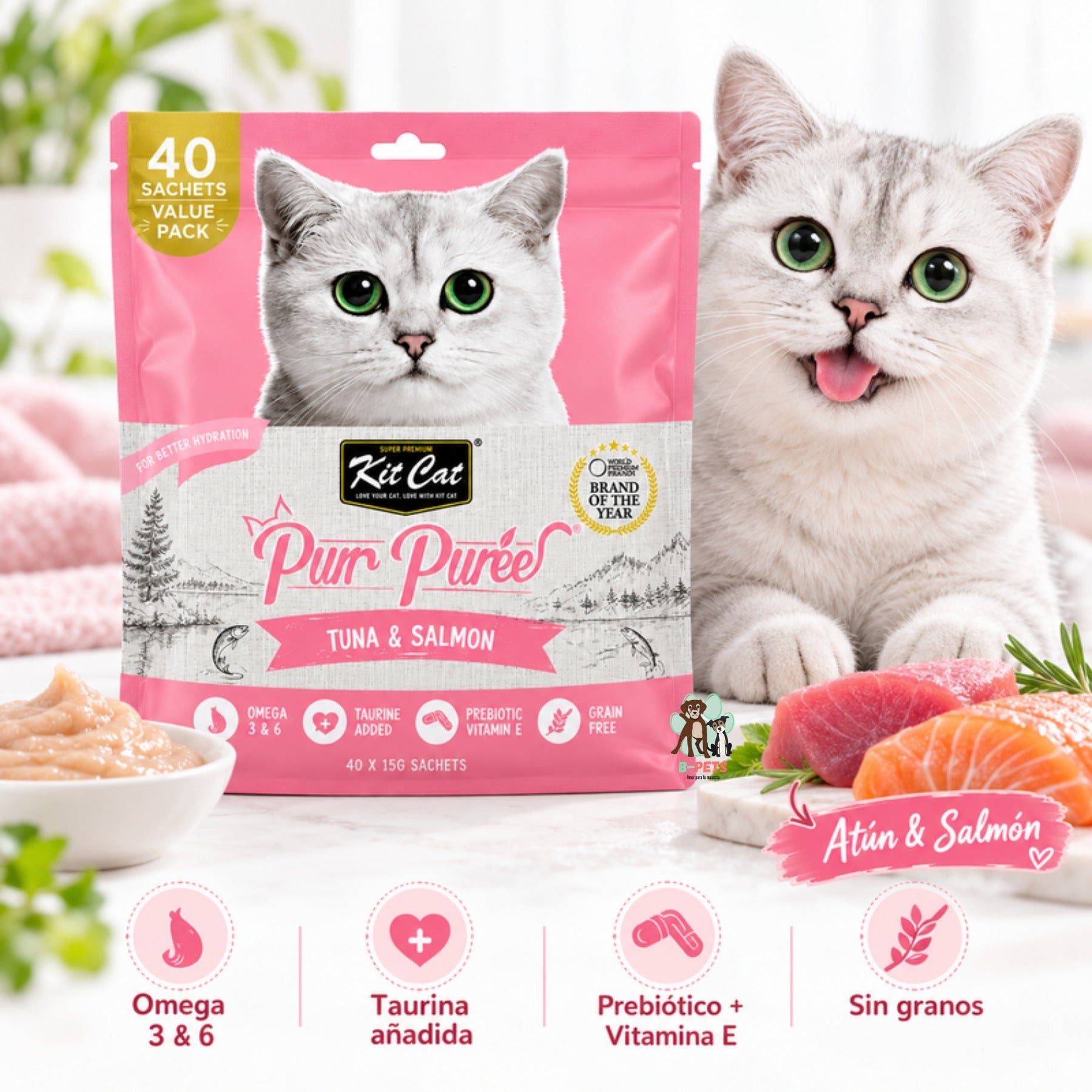 Gato junto a la bolsa Kit Cat Purr Puree Atún y Salmón Value Pack, un plato de puré y trozos de atún y salmón