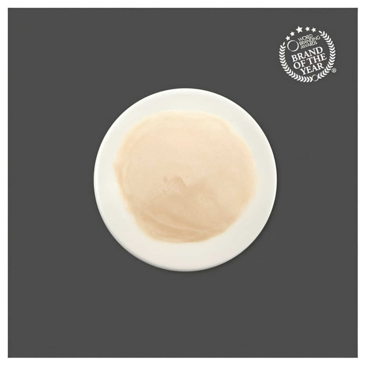 Textura cremosa del puré de atún con glucosamina Kit Cat Purr Puree Plus Joint Care servida en un plato blanco