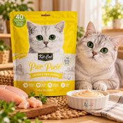 Gato junto a la bolsa Kit Cat Purr Puree Pollo y Fibra (Hairball) Value Pack, un plato de puré y trozos de pollo