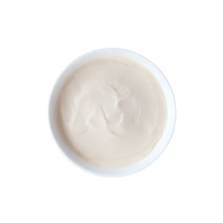 Textura cremosa del puré de pollo y pescado ahumado Kit Cat Purr Puree servida en un plato blanco