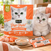Gato junto a la bolsa Kit Cat Purr Puree Pollo y Salmón Value Pack, sachets, un plato de puré y trozos de pollo y salmón