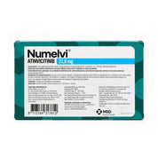 Reverso de la caja de Numelvi 21,6 mg con la composición, las condiciones de almacenamiento y el Reg. SAG N° 2754