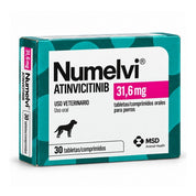 Caja de Numelvi 31,6 mg en vista lateral en ángulo, con la franja magenta de concentración y el principio activo visibles