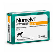 Caja de Numelvi 4,8 mg en vista lateral en ángulo, con la franja naranja de concentración y el principio activo visibles