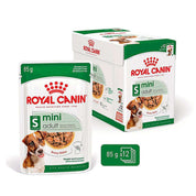 Perro de raza pequeña junto al pack de Royal Canin Mini Adult Pouch: mantenimiento del peso y huesos fuertes