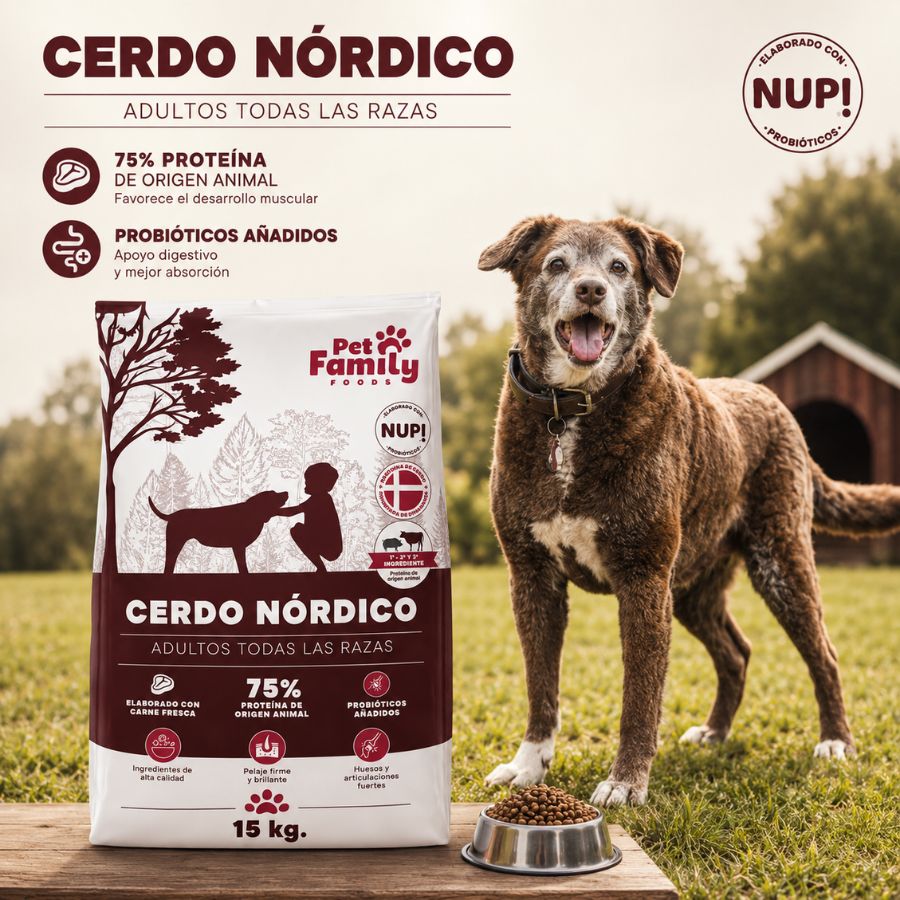 Perro adulto junto al saco de Pet Family Cerdo Nórdico 15kg y un plato de croquetas al aire libre