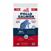 Saco de Pet Family Pollo Salmón 7kg para gatos esterilizados rodeado de trozos de salmón fresco