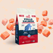 Saco de Pet Family Pollo Salmón 7kg para gatos esterilizados rodeado de trozos de salmón fresco