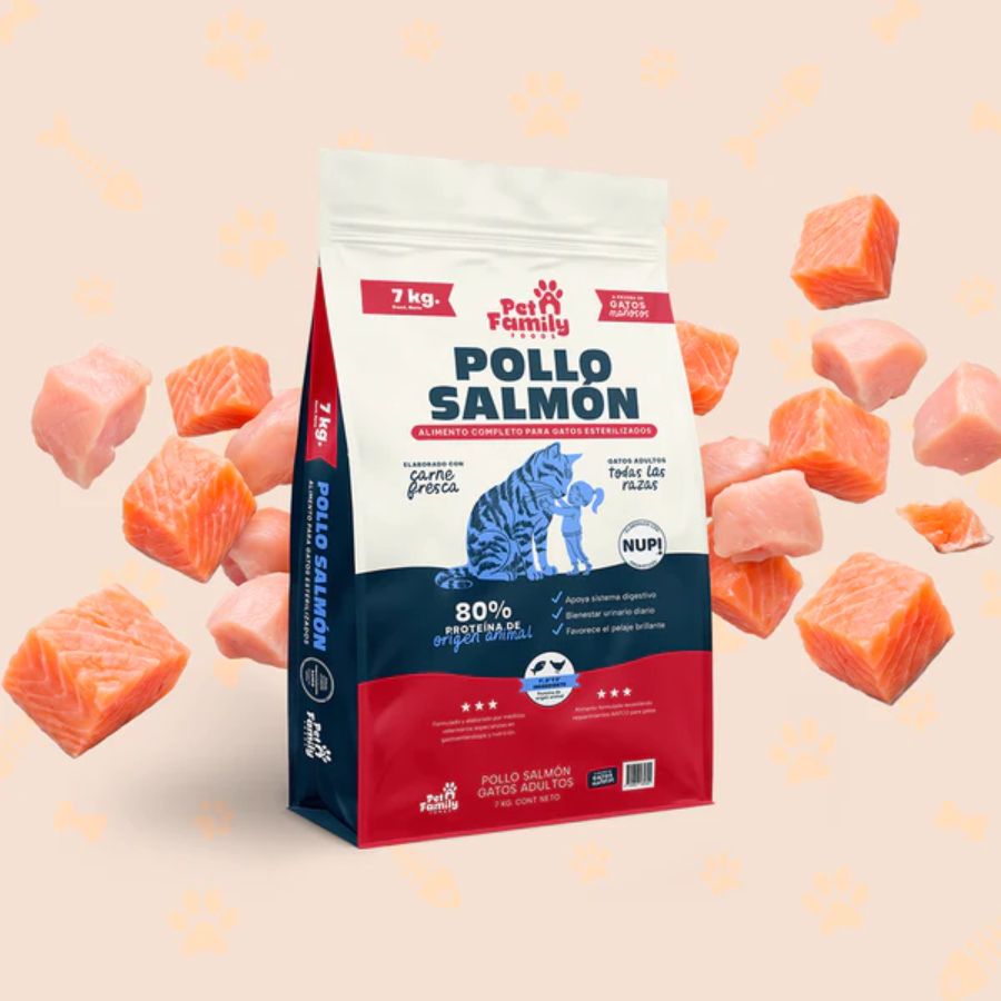 Saco de Pet Family Pollo Salmón 7kg para gatos esterilizados rodeado de trozos de salmón fresco