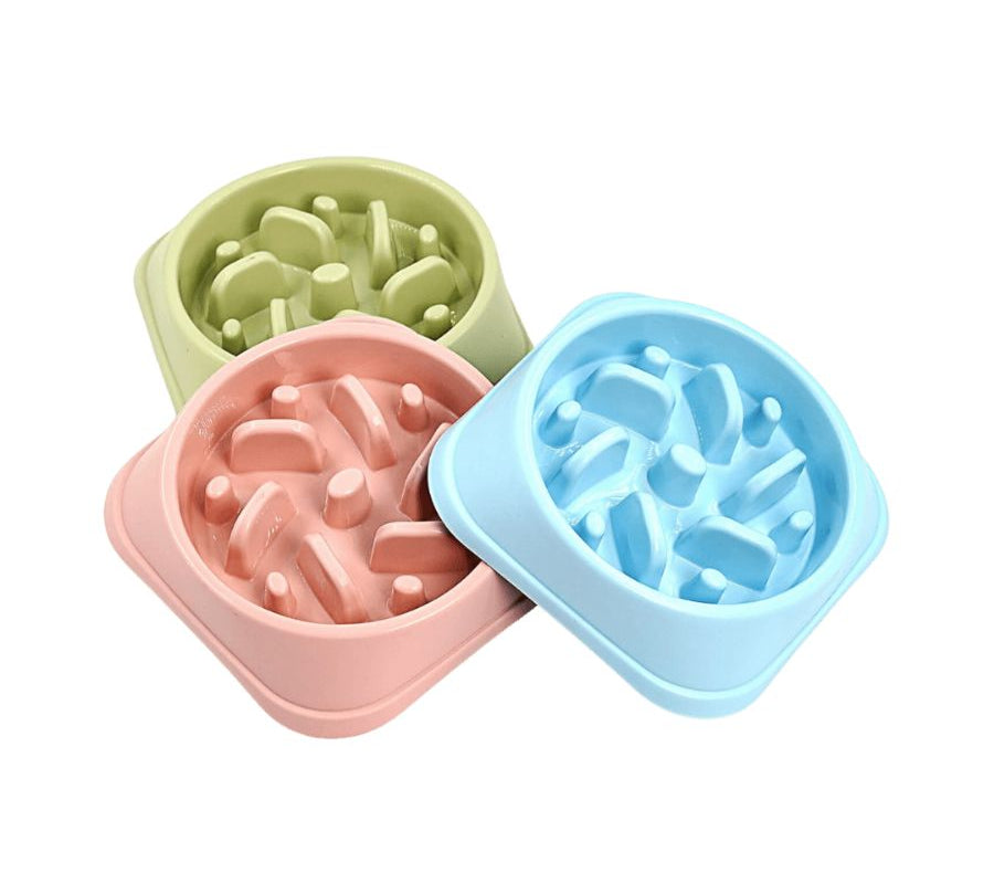 Plato de Alimentación Lenta, promueve una comida saludable y previene problemas digestivos en tu mascota. Diseño antideslizante, duradero y fácil de limpiar.