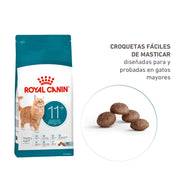 Croqueta de Royal Canin Ageing 11+ diseñada y probada en gatos mayores, junto al saco de 2 kg