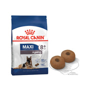 Croqueta de Royal Canin Maxi Ageing 8+ junto a la bolsa, con escala de 1 cm que muestra su tamaño adaptado