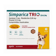 Simparica Trio 1,25 a 2,5 kg caja de 1 comprimido masticable para perros, vista frontal con chihuahua